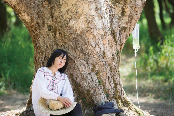 영화 ‘유리정원’엔 인공체를 이용한 인공혈액을 개발하려는 과학자가 등장한다. 공상과학(SF) 속에나 등장할 법한 이야기로 보이지만 실제로 바다 생태계엔 산호나 도롱뇽처럼 엽록체를 몸속에 지니고 있어 광합성이 가능한 동물이 일부 있다. - 리틀빅픽쳐스 제공